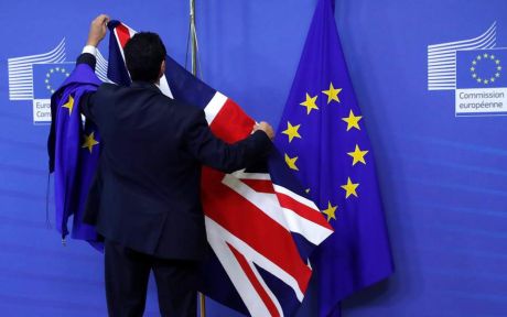 Μπαράζ παραιτήσεων στην κυβέρνηση Μέι για το σχέδιο Brexit