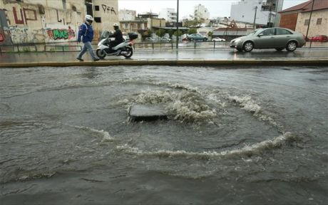 Κλειστή η Πειραιώς, στο ύψος της Χαμοστέρνας, στο ρεύμα προς Αθήνα