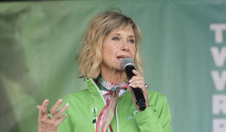 Διέψευσε με μήνυμα της ότι πέθανε η Olivia Newton-John