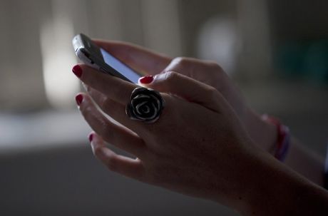 Γιατί δεν πρέπει να κοιτάμε συνεχώς το κινητό μας..
