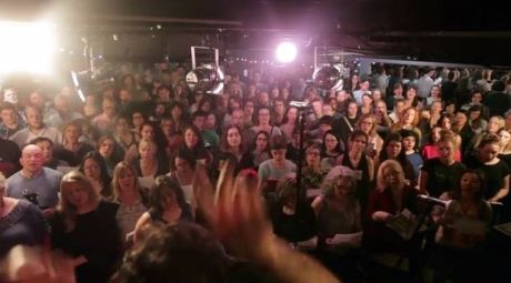 Τορόντο: Χορωδία από 225 άτομα τραγουδά το Black Hole Sun