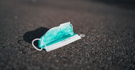 Γέμισαν οι δρόμοι πεταμένες μάσκες από αυτούς που περιφρονούν τις ζωές των άλλων