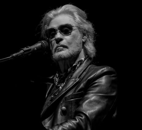 Ο Daryl Hall διασκευάζει Eurythmics’ “Here Comes The Rain Again”