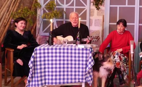 O David Gilmour τραγουδά Leonard Cohen για βιβλίο της γυναίκας του με υπόθεση στην Ύδρα