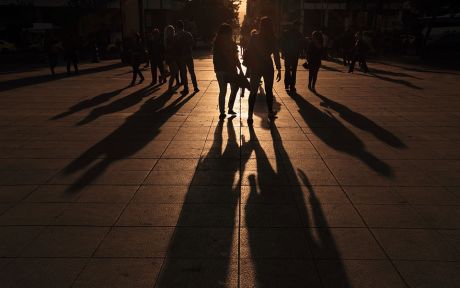 Η γήρανση του πληθυσμού των Ελλήνων είναι μη αναστρέψιμη, πιο πολλοί οι θάνατοι από τις γεννήσεις