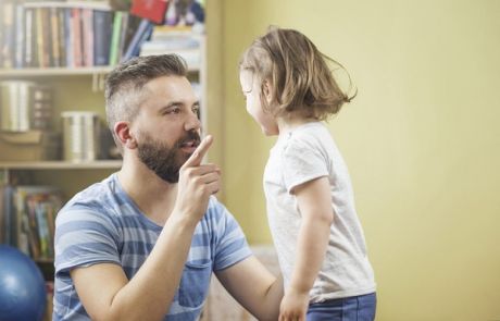 «Κάνε αυτό που σου λέω» – Και άλλες 9 φράσεις που δεν πρέπει να λέμε στα παιδιά