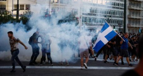 Επεισόδια στη συγκέντρωση των αντιεμβολιαστών στο Σύνταγμα