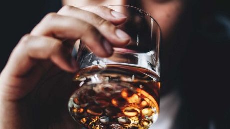Ακόμη και η μέτρια κατανάλωση αλκοόλ αυξάνει τον καρδιαγγειακό κίνδυνο