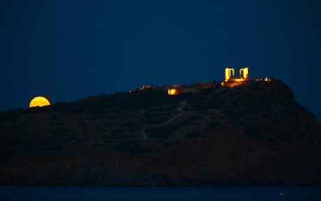 Η μαγευτική Αυγουστιάτικη Πανσέληνος σε εικόνες