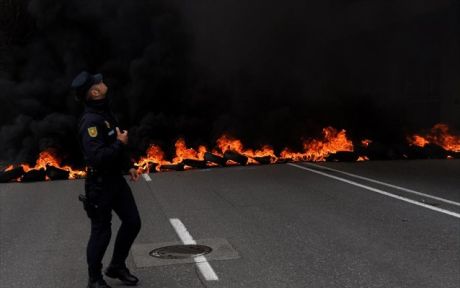 Γαλλία: Πυρπολήθηκαν 897 αυτοκίνητα στο περιθώριο των εορτασμών της εθνικής επετείου