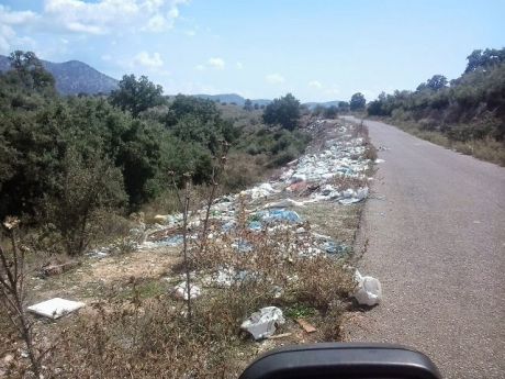 Μια χώρα γεμάτη σκουπίδια