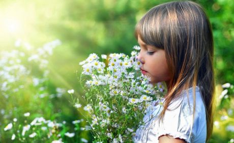 Tι ζητάει ένα παιδί από τη μαμά και τον μπαμπά του και προσπαθεί με κάθε τρόπο να τους το πει