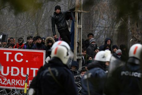 Έβρος: Τουλάχιστον 13.000 μετανάστες στα σύνορα Τουρκίας-Ελλάδας