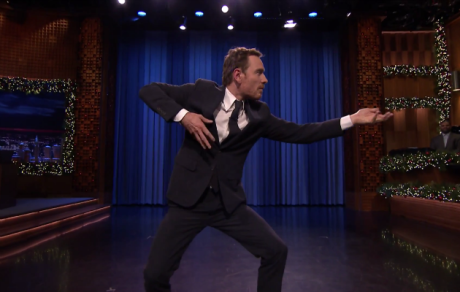 O Michael Fassbender 'παίζει' Heavy Metal στον J. Fallon