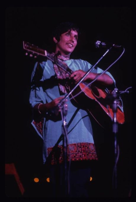 Η Τζόαν Μπαέζ για τις περίεργες στιγμές στο Γούντστοκ