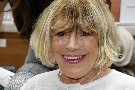 Marianne Faithfull το σύστημα υγείας μου έσωσε την ζωή