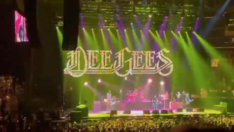 Οι Foo Fighters σαν Dee Gees διασκευάζουν Bee Gees και διασκεδάζουν την Νέα Υόρκη