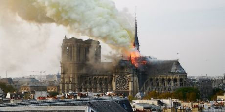 Κατέρρευσε η οροφή στην Παναγία των Παρισίων από την μεγάλη φωτιά 