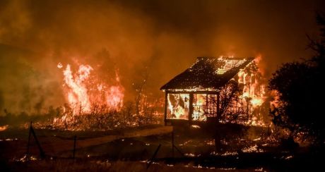 Δύσκολες ώρες στα Βίλια, μάχη για να σωθεί ο οικισμός