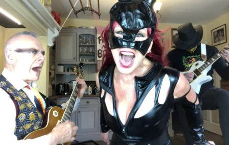 Robert Fripp, Toyah Willcox τραγουδούν Scorpions’ ‘Rock You Like A Hurricane’