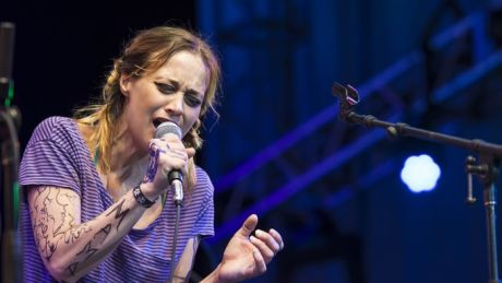 H Fiona Apple συνεχίζει την επίθεση στον Donald Trump...