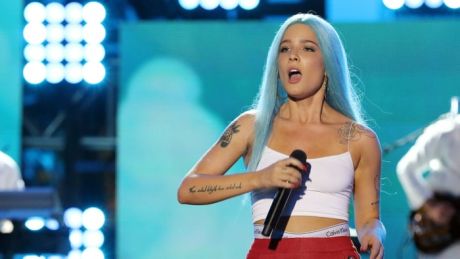 Halsey, η πρώτη γυναίκα στο Νο 1 των άλμπουμ στην Αμερική για φέτος
