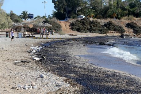 Μέχρι το Καβούρι έφτασε η πετρελαιοκηλίδα   