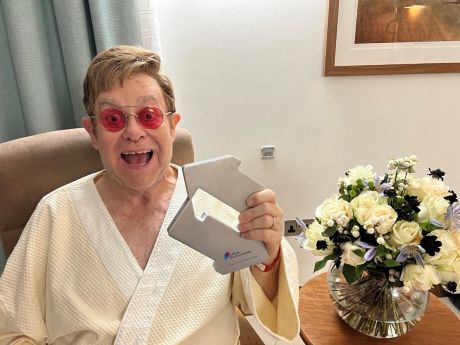 O Elton John έχει τραγούδι του στα 10 πρώτα της Αγγλίας σε κάθε μία από τις 6 τελευταίες δεκαετίες