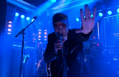 Ο Jimmy Fallon και οι Roots τραγουδούν Desire