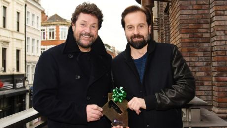 Michael Ball και Alfie Boe No 1 στα άλμπουμ της Αγγλίας, σταμάτησαν στο 2 τους BTS