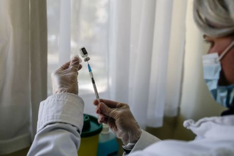 Δεν πιστεύεις στον εμβολιασμό, όμως το κακό θα σου έρθει από την επιδείνωση της οικονομίας