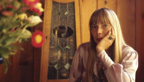 Joni Mitchell: μετά το ανεύρυσμα δεν μπορώ να περπατήσω