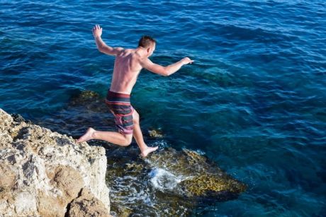 Οι αντιρρησίες του ιού απαντούν με τα κινητά που έχουν δημιουργήσει αυτοί που κατηγορούν. Καλή ανάσταση!