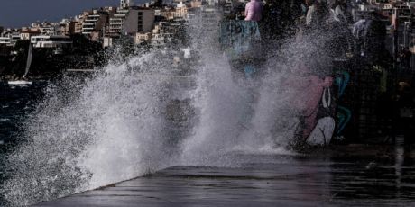 Με άγριες διαθέσεις επελαύνει στη χώρα η κακοκαιρία με το όνομα 'Βικτώρια'