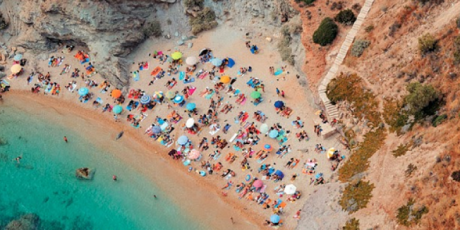 Το παρόν μοιραία τραβάει την προσοχή περισσότερο