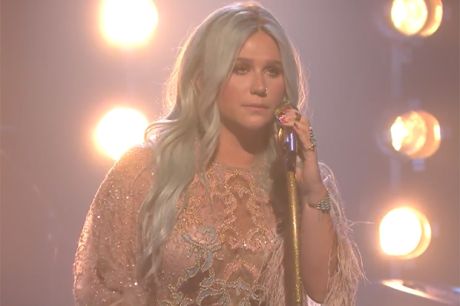 Η Kesha στον Jimmy Fallon με το  "Praying"