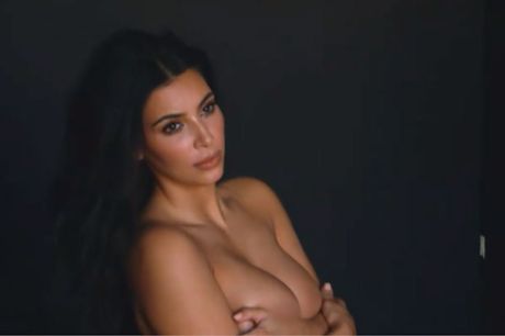 Έκπληξη: H Kim Kardashian σε γυμνή φωτογράφηση