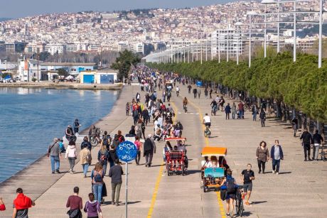 175 νεκροί χθες στην Ιταλία, οι Έλληνες στις παραλίες σαν να μην τρέχει τίποτα 