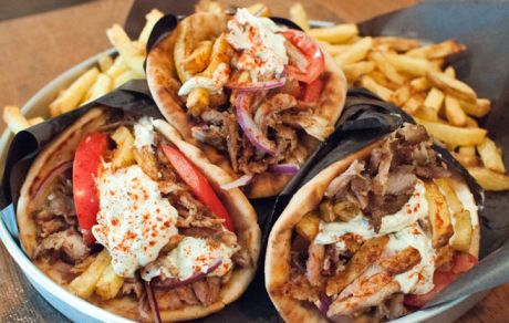 Πόσες θερμίδες έχει ένα σουβλάκι, είναι τόσο αθώο όσο νόστιμο; 