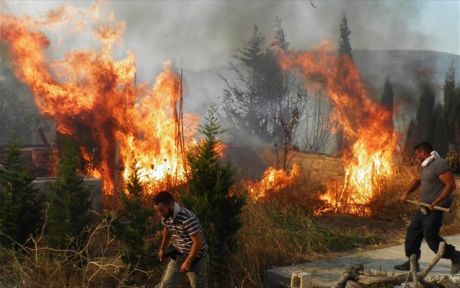 Ανεξέλεγκτη παραμένει η φωτιά στα Κύθηρα