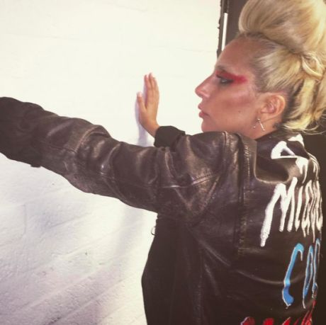 H Lady Gaga σε έναν "jazz punk" εαυτό στην Ολλανδία