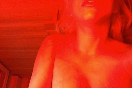 H Lady Gaga βγάζει selfie στην sauna 