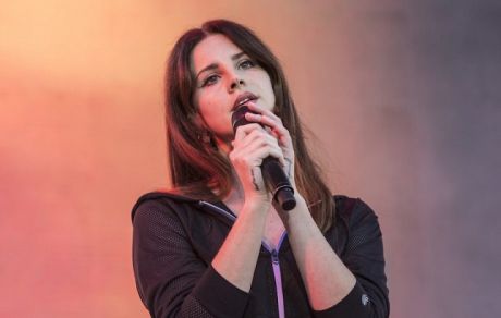 Η Lana Del Rey μοιράζεται ένα ποίημα και στη συνέχεια, οι δημοσιεύσεις της διαγράφονται