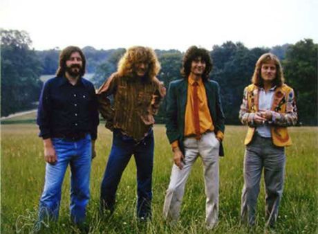 Ο Robert Plant δείχνει το κάτι παραπάνω σε παλιά φωτογράφηση των Led Zeppelin...