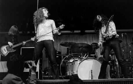 Ήρθη η απαγόρευση του Facebook για το εξώφυλλο του Houses Of The Holy