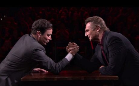Liam Neeson Και Jimmy Fallon σε μία μάχη χειροπάλης.. 