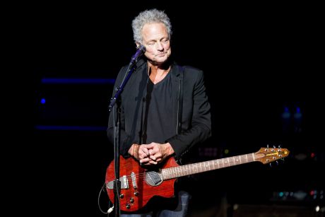 O Lindsey Buckingham αναρρώνει μετά από εγχείριση ανοικτής καρδιάς