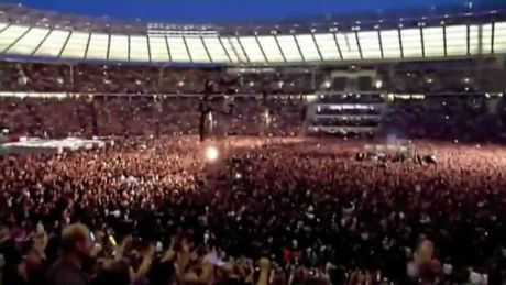 Μόνο η μουσική μπορεί να το κάνει αυτο, 136,000 χέρια σηκωμένα ψηλα στον αέρα