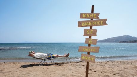 Η κυβέρνηση μοιράζει λεφτά, θεσπίζει 5ήμερες αργίες, η αντιπολίτευση ζητάει παροχές, μήπως ζούμε σε άλλο πλανήτη;