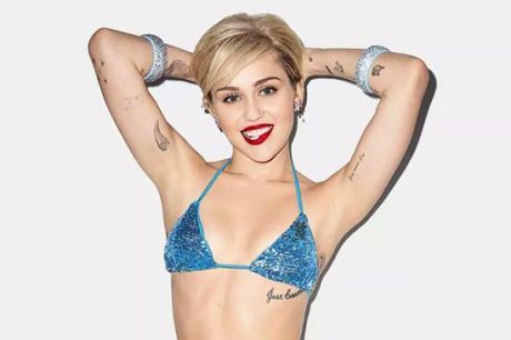Η Miley φωτογραφίζεται για τον οίκο μόδας της Golden Lady 